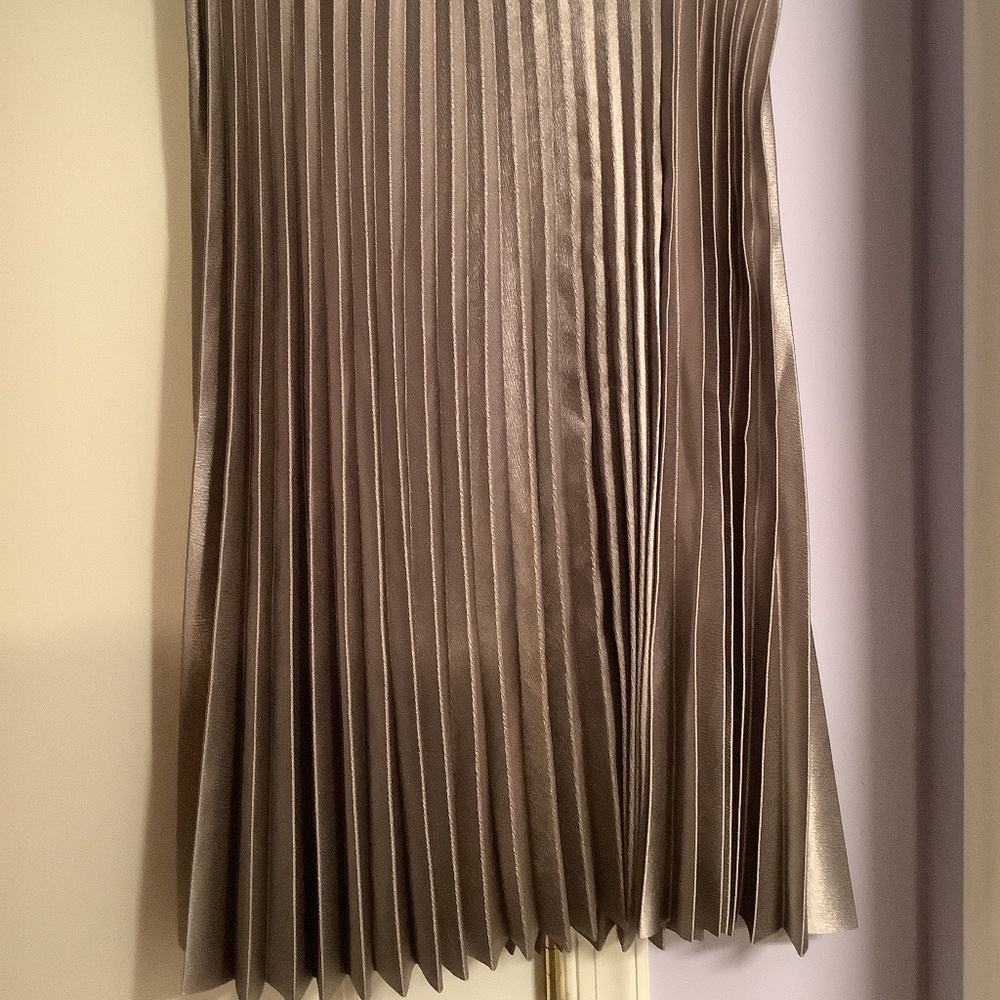 Banana Republic taupe/silver knee length skirt in 6